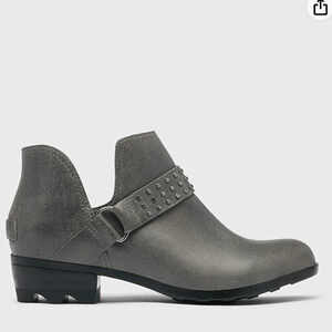 Sorel Lolla II Strap Stud Boots, size 9.5